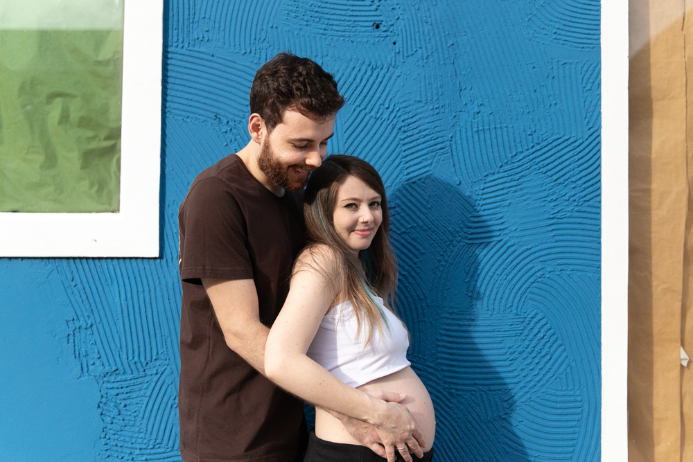 Ensaio gestante parede colorida