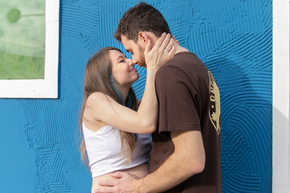 Ensaio gestante em parede colorida