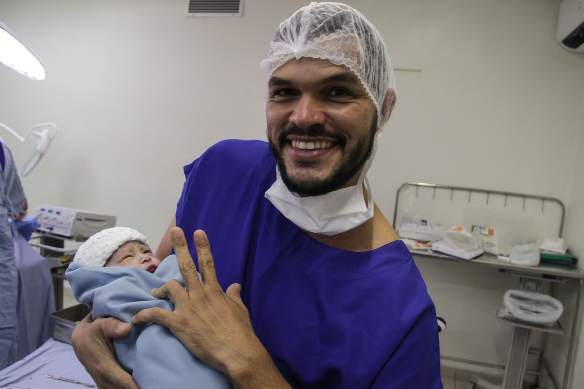 Pai feliz e pensando que vai ter que trabalhar em dobro. rsrs...