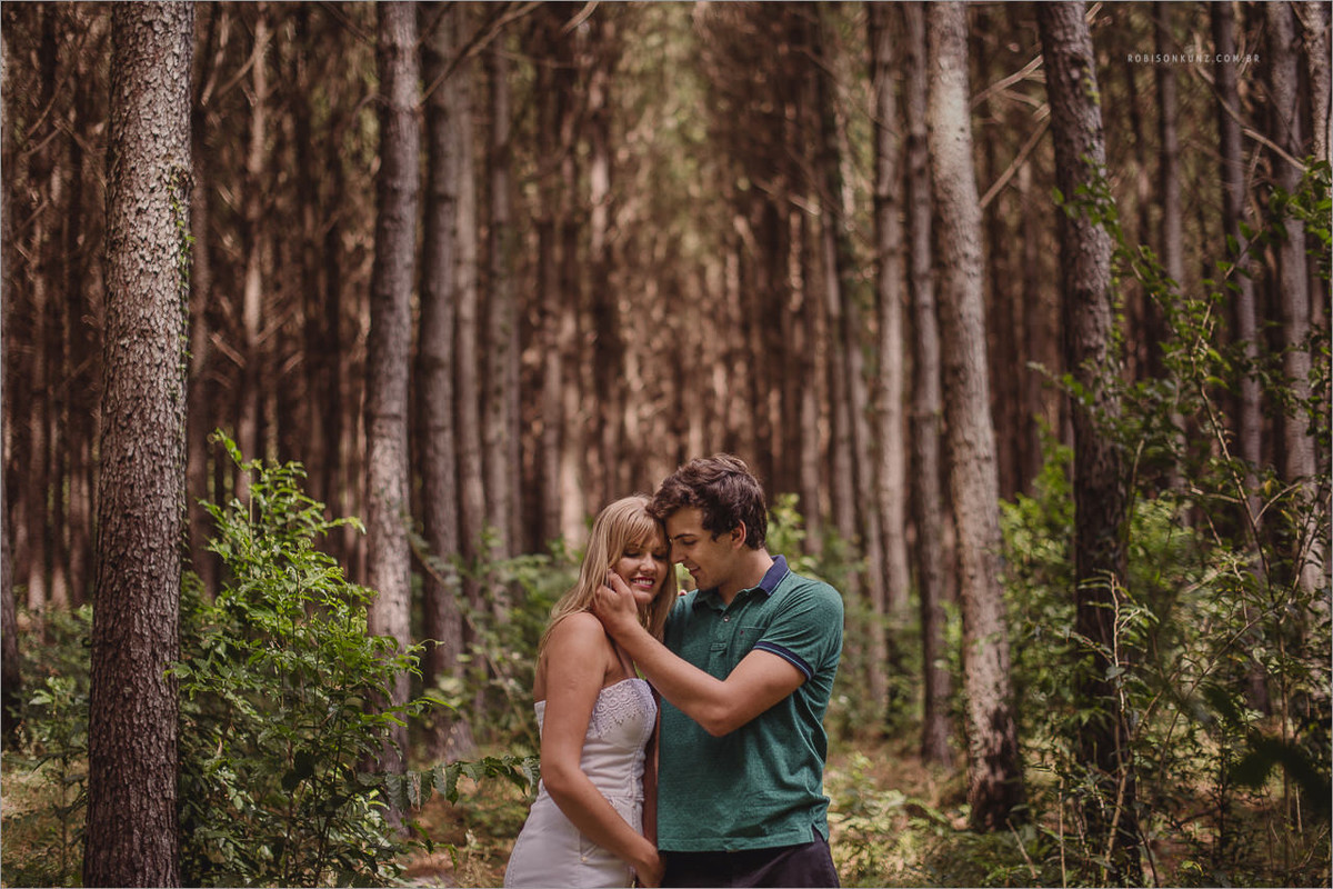 foto de casal no mato de pinos