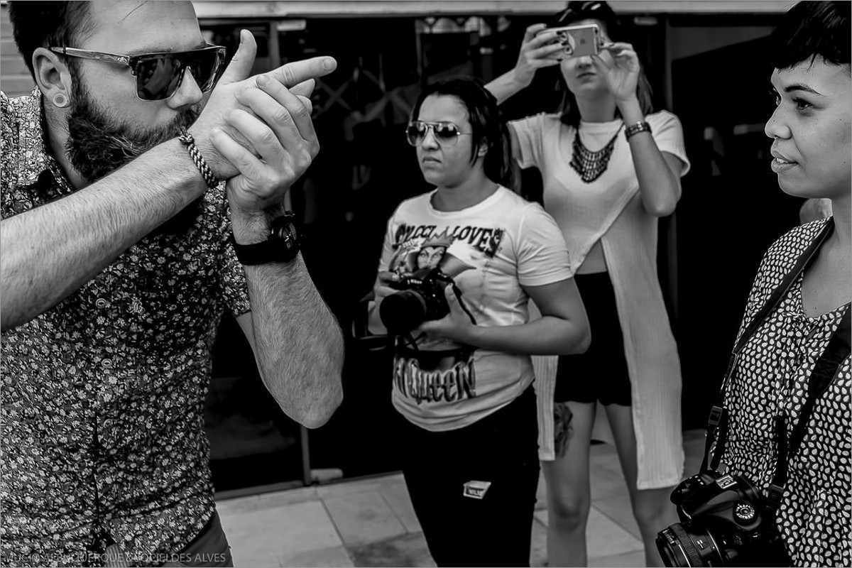 robison kunz da dicas de direção durante sua aula pratica de fotografia