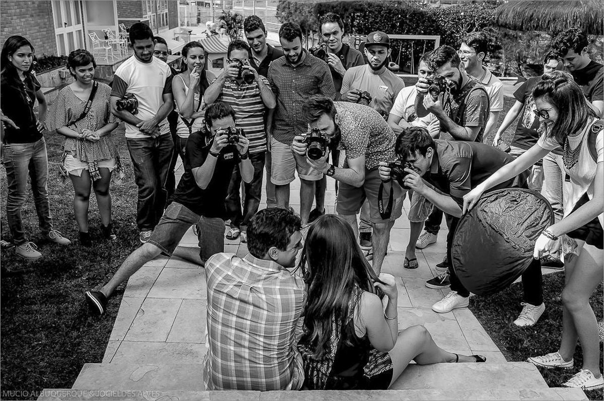 turma de fotografos fotografando casal de noivos durante o workshop de fotografia em campina grande