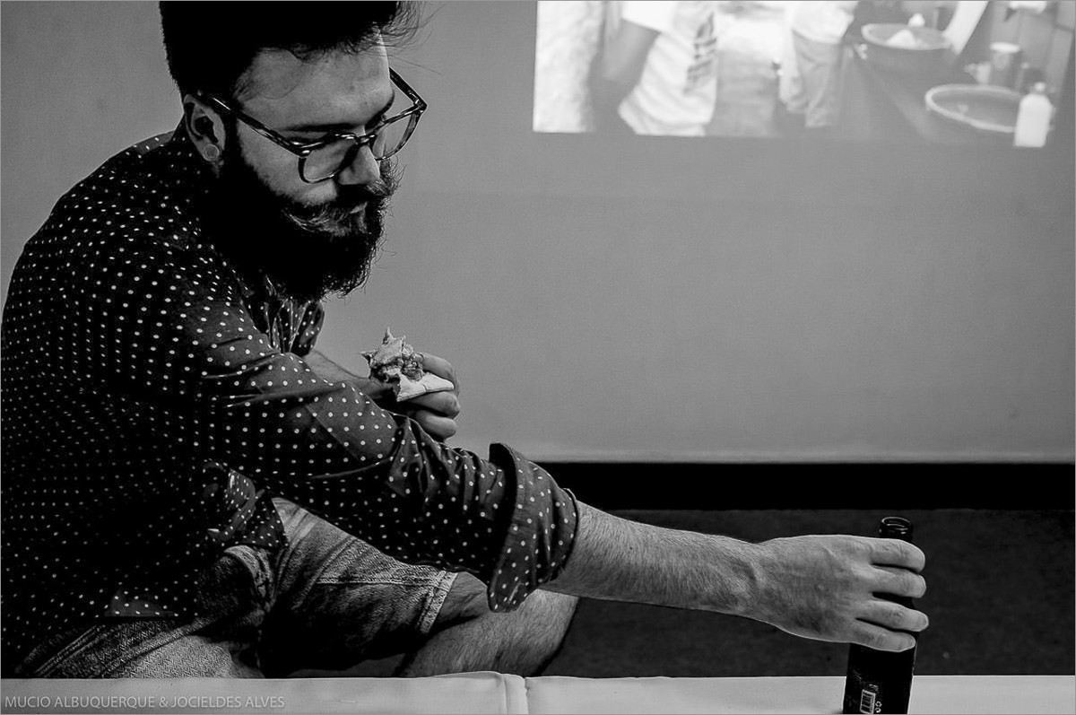 cerveja e pizza durante a leitura de portfolio no workshop o poder da autoria