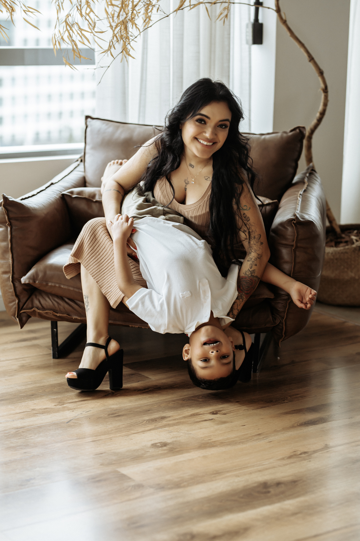 O ensaio de mãe e filho é uma celebração pura do amor e da conexão entre os dois. Cada foto será uma lembrança precioso, capaz de aquecer o coração toda vez que for revisitado.