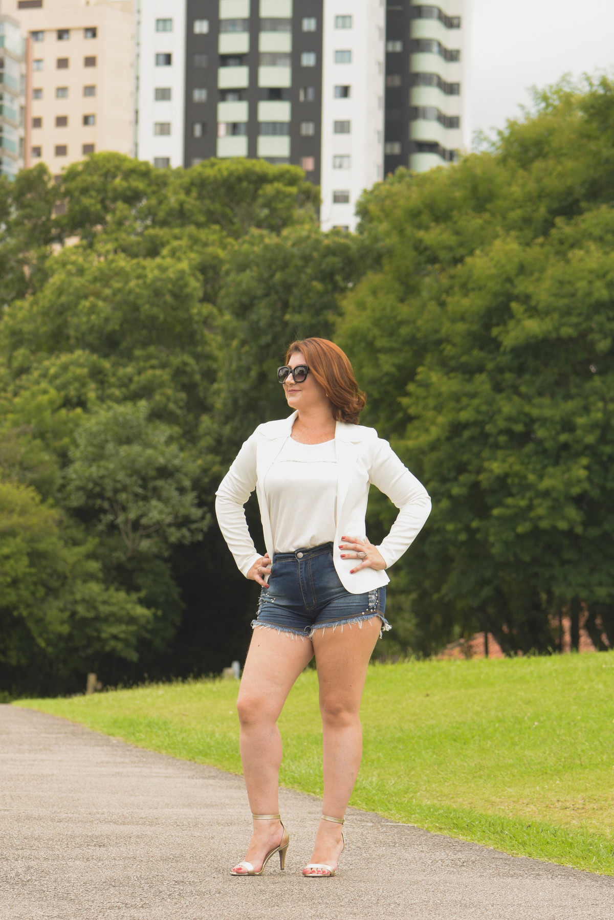 blazer branco e óculos escuros nas arvores em curitiba