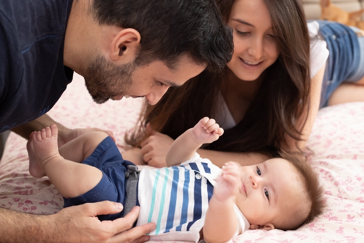 Fotografia dos pais com o bebê em casa  - Rio de Janeiro - RJ