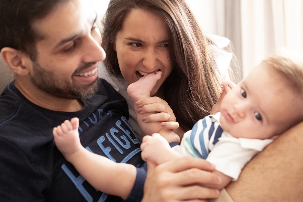 Fotografia de mãe brincando e mordendo o pezinho do bebê  - Rio de Janeiro - RJ