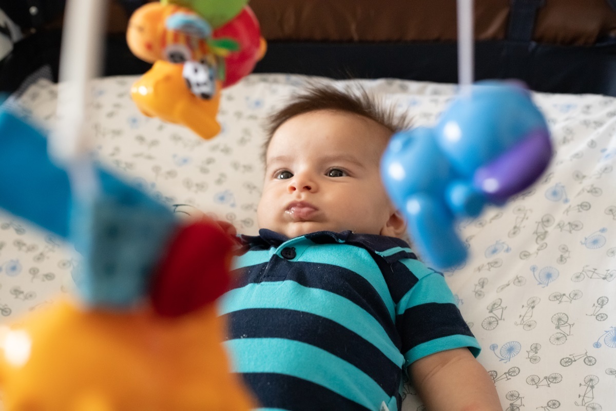 Fotografia do bebê olhando seu móbile  - Rio de Janeiro - RJ