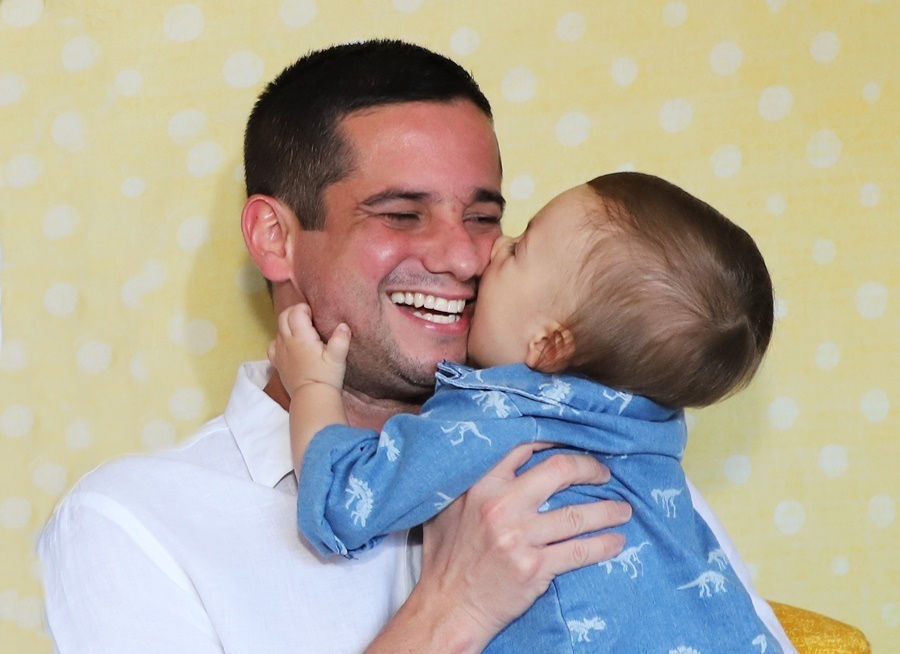 Fotografia do pai com o bebê brincando - Rio de Janeiro- RJ