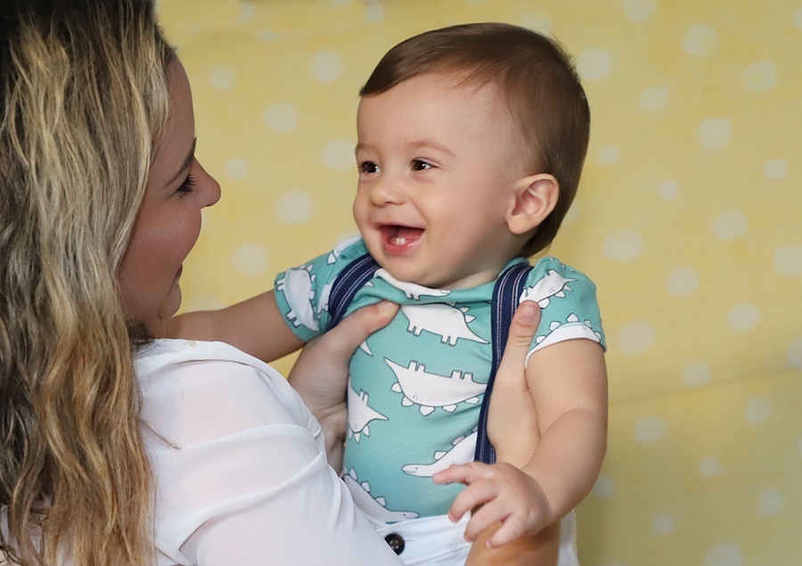 Fotografia do bebê brincando e sorrindo com a mãe-Rio de Janeiro- RJ