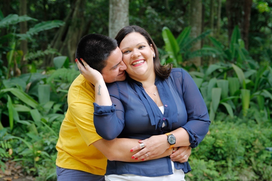 Fotografia de casal abraçados no parque - Rio de Janeiro- RJ