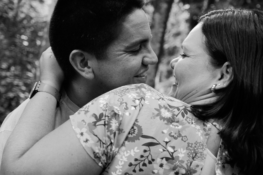 Fotografia em preto e branco de casal se abraçando no parque - Rio de Janeiro - RJ