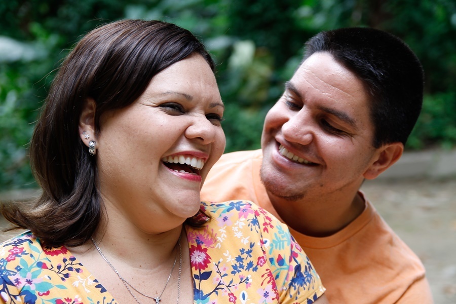 Fotografia de casal sorrindo no parque - Rio de Janeiro - RJ
