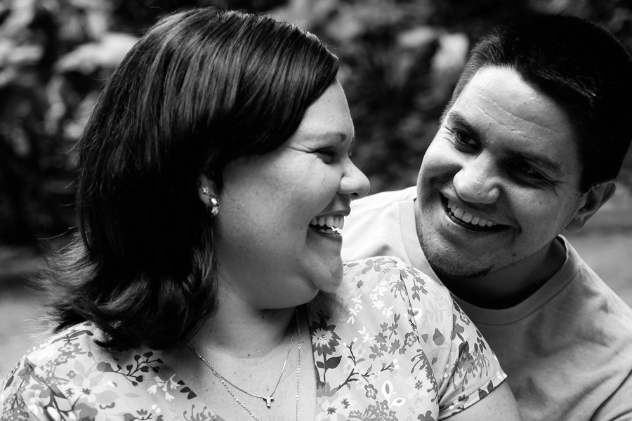 Fotografia em preto e branco de casal sorrindo no parque - Rio de Janeiro - RJ