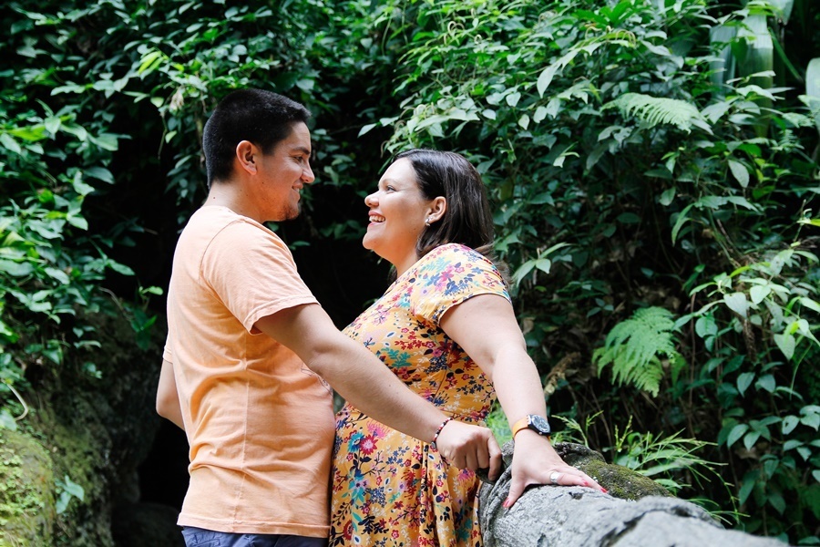 Fotografia de casal sorrindo no parque - Rio de Janeiro - RJ