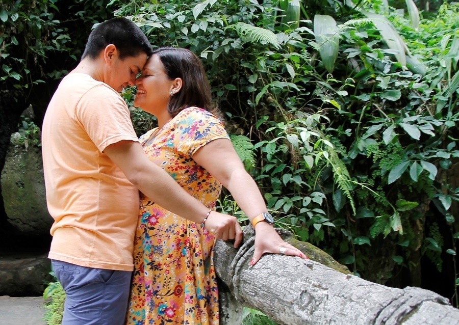 Fotografia de casal trocando carinho no parque - Rio de Janeiro - RJ