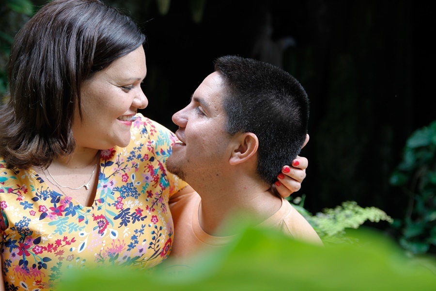 Fotografia de casal trocando carinho no parque - Rio de Janeiro - RJ