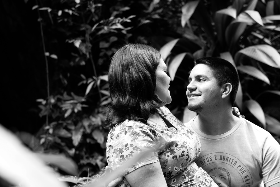 Fotografia em preto e branco de casal se olhando no parque - Rio de Janeiro - RJ