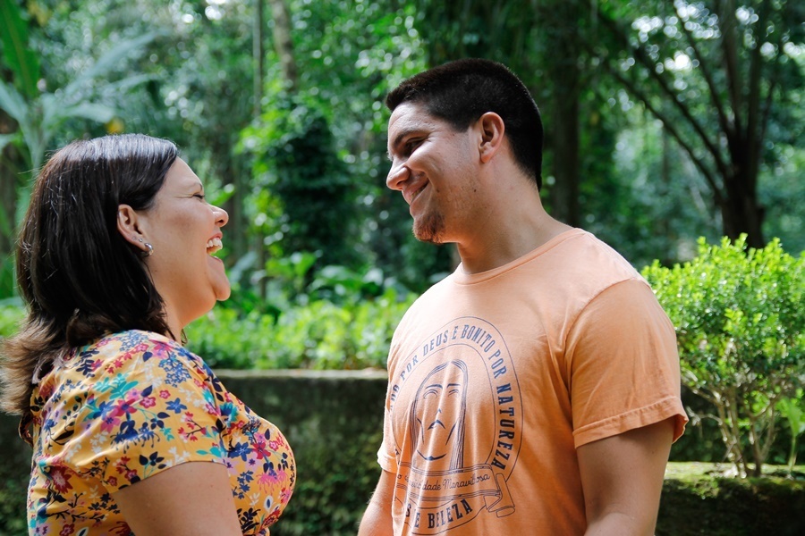 Fotografia  de casal se olhando e sorrindo no parque - Rio de Janeiro - RJ