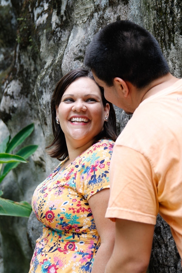 Fotografia  de casal se olhando e sorrindo no parque - Rio de Janeiro - RJ