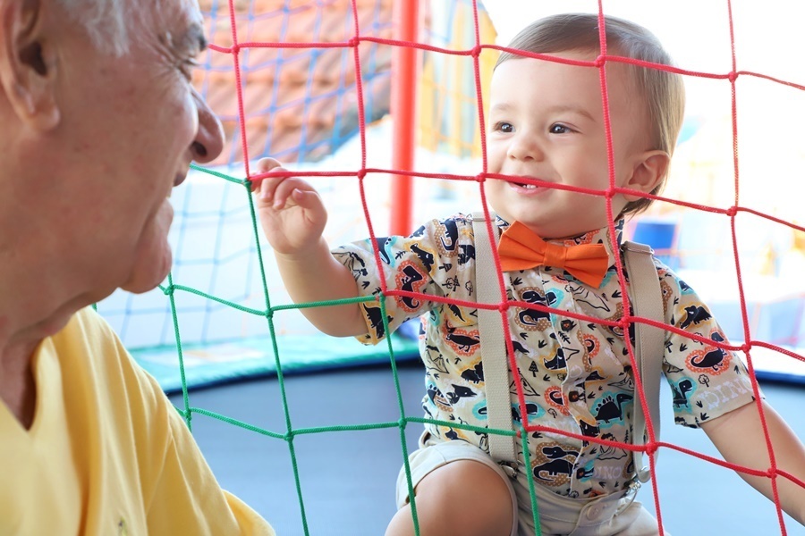 Fotografia do bebê sorrindo no seu primeiro aniversário brincando na cama elástica - Rio de Janeiro -RJ