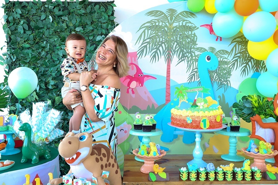 Fotografia do bebê em frente a decoração da mesa no seu primeiro aniversário - Rio de Janeiro - RJ