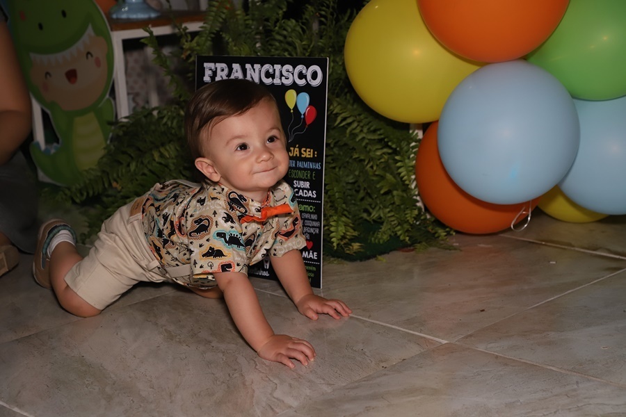 Fotografia do bebê aniversariante engatinhando perto da decoração - Rio de Janeiro - RJ