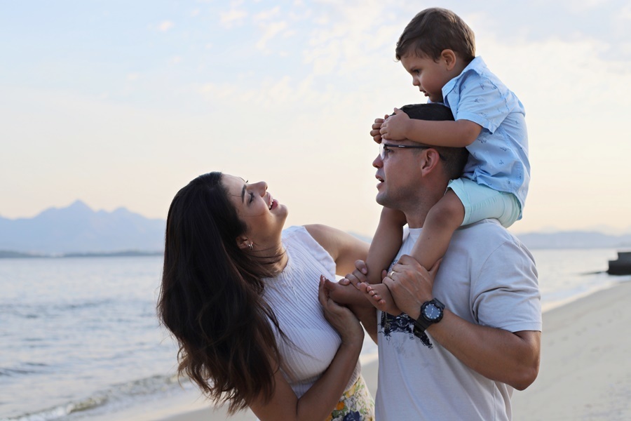 Fotografia dos pais com o filho em  uma praia- Rio de Janeiro - RJ