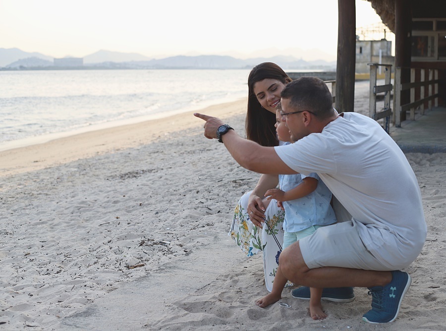 Fotografia dos pais com o filho em  uma praia- Rio de Janeiro - RJ