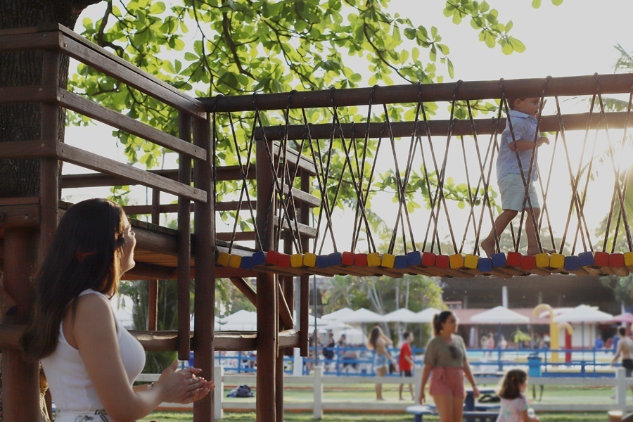 Fotografia dda mãe olhando o filho em um brinquedo de parquinho - Rio de Janeiro - RJ