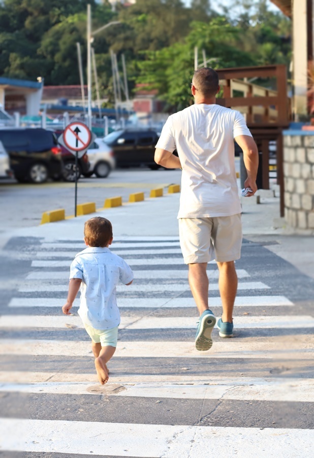 Fotografia do pai e do filho correndo em uma rua - Rio de janeiro - RJ