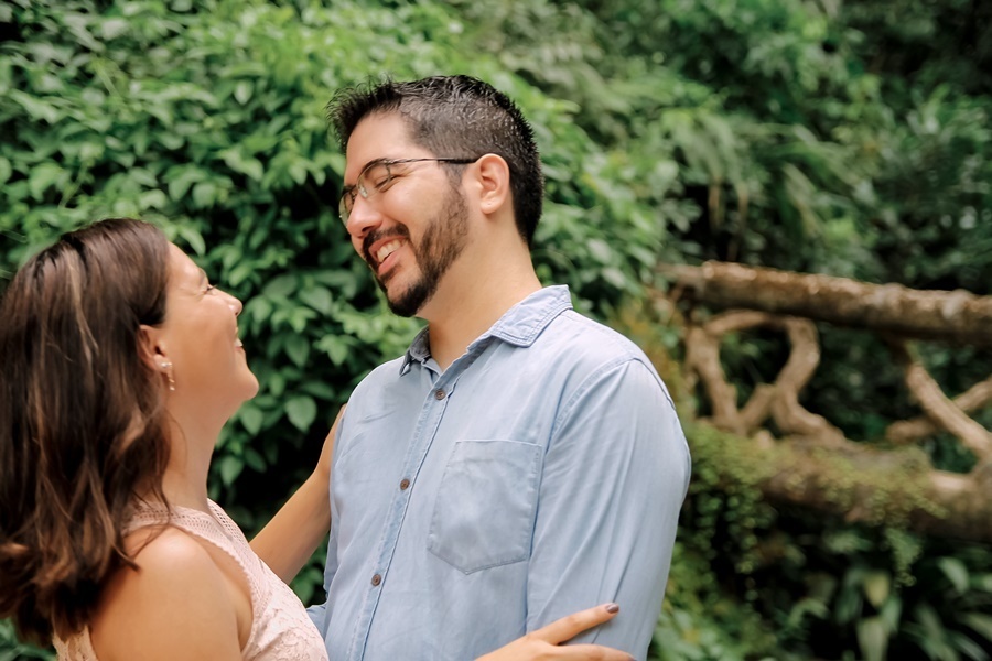 Fotografia de casal se olhando. Parque Lage - Rio de Janeiro - RJ