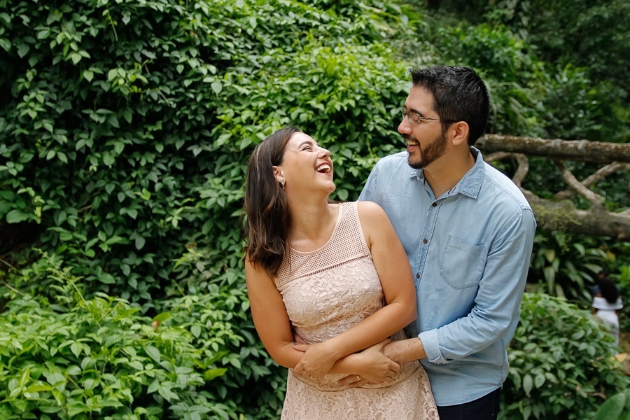Fotografia de casal abraçado se olhando e sorrindo. Parque Lage - Rio de Janeiro - RJ