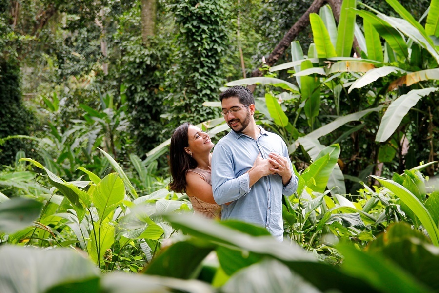 Fotografia de casal abraçado se olhando e sorrindo. Parque Lage - Rio de Janeiro - 