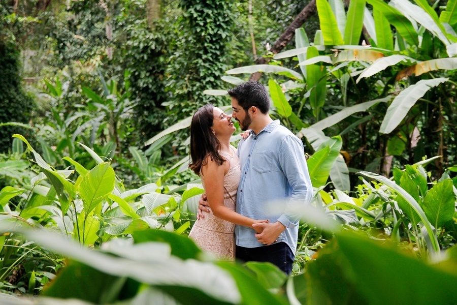 Fotografia de casal dançando e se olhando . Parque Lage - Rio de Janeiro - 