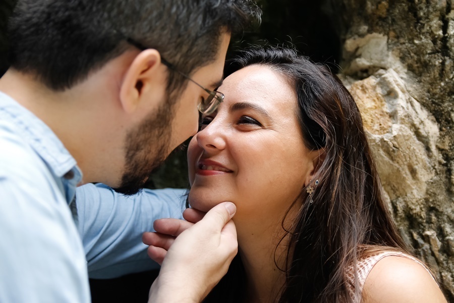 Fotografia de casal  se olhando e sorrindo. Parque Lage - Rio de Janeiro - 