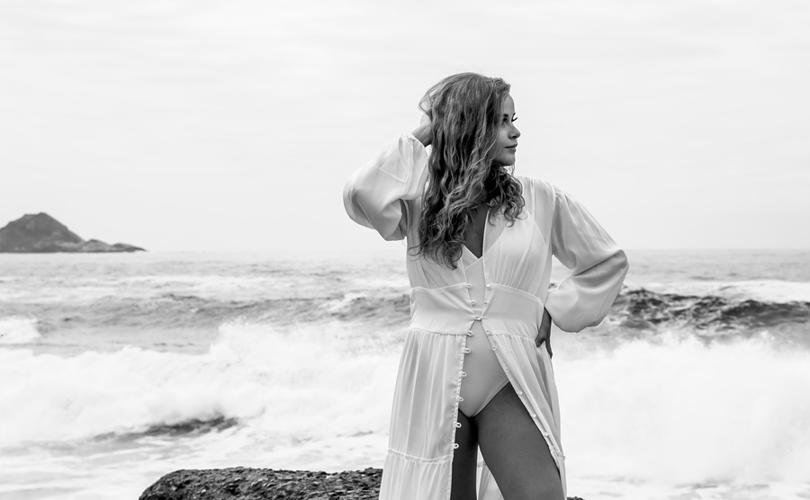 Ensaio fotográfico feminino em preto e branco na praia - Pier Quebra Mar, Barra da Tijuca - Rio de Janeiro