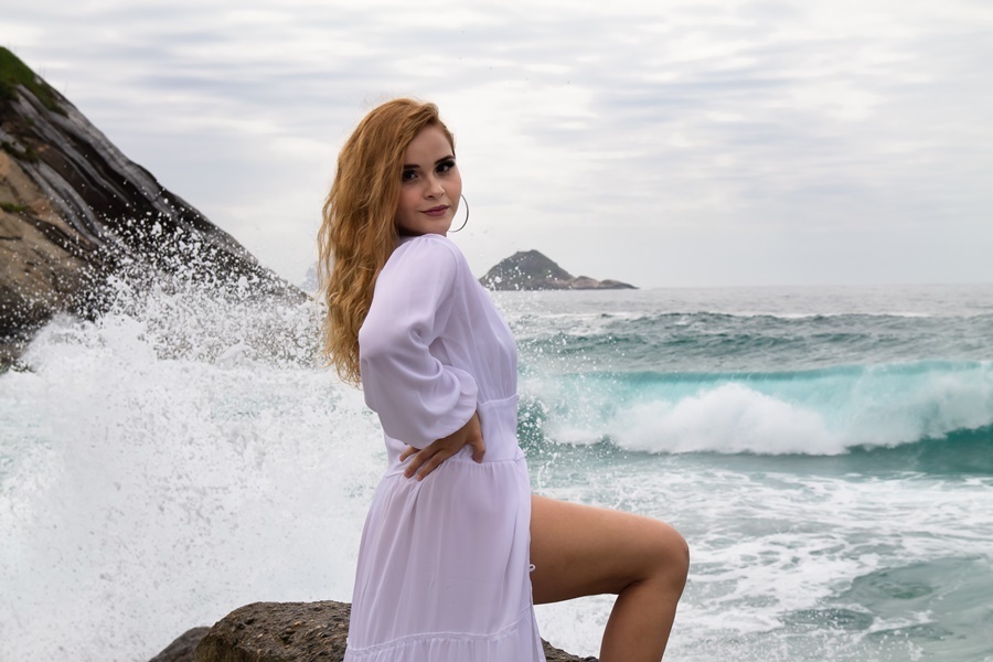 Ensaio fotográfico feminino na praia, com ondas batendo - Pier Quebra Mar, Barra da Tijuca - Rio de Janeiro
