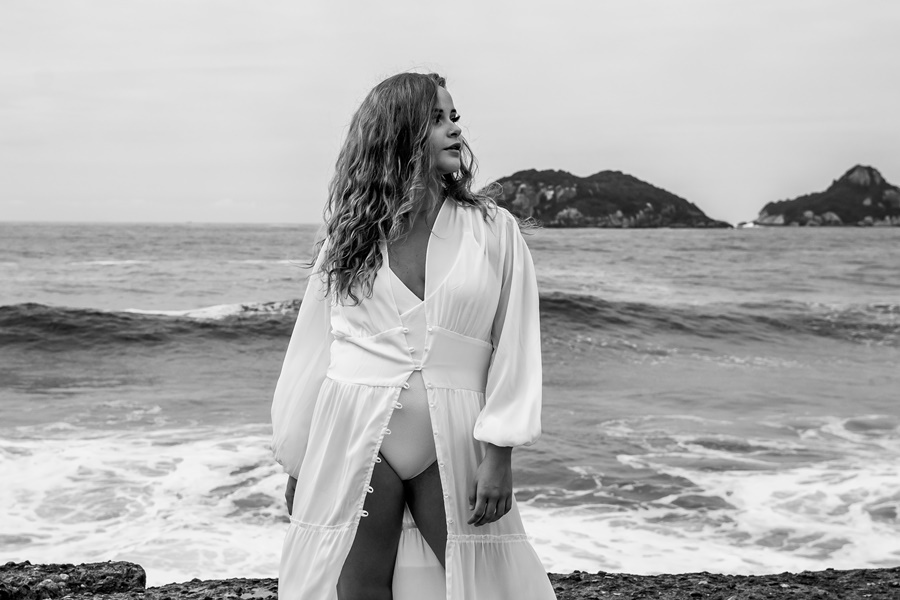 Ensaio fotográfico feminino em preto e branco na praia - Pier Quebra Mar, Barra da Tijuca - Rio de Janeiro