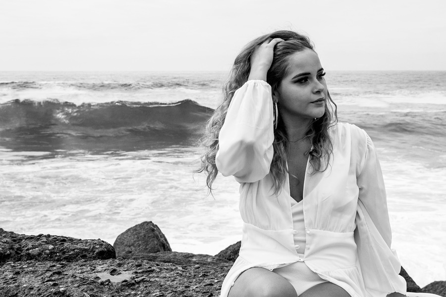 Ensaio fotográfico feminino em preto e branco na praia - Pier Quebra Mar, Barra da Tijuca - Rio de Janeiro
