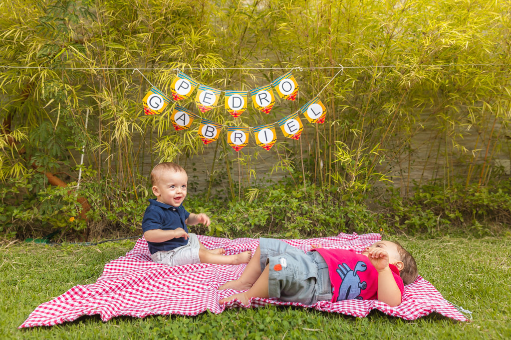 Gabriel e Pedro - ensaio de 1 ano - ensaio smash the fruit - ensaio fotografico de familia - Primos e Irmãos