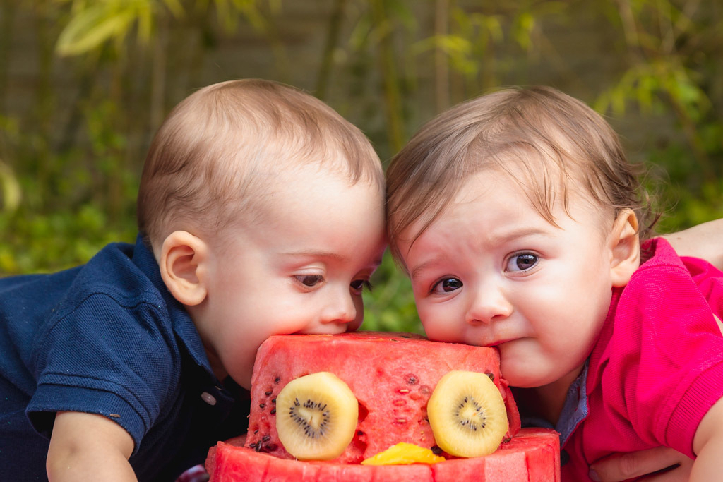 Gabriel e Pedro - ensaio de 1 ano - ensaio smash the fruit - ensaio fotografico de familia - Primos e Irmãos