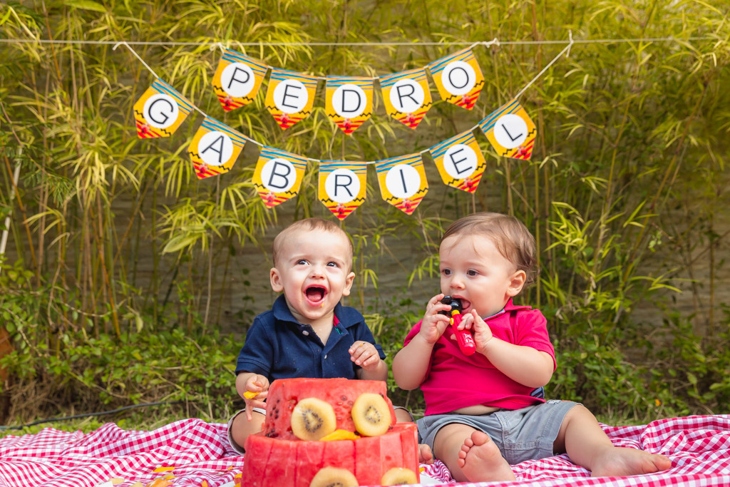 Gabriel e Pedro - ensaio de 1 ano - ensaio smash the fruit - ensaio fotografico de familia - Primos e Irmãos