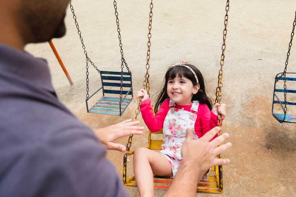 ensaio dia dos pais - pai e filha - diversão no parque - ensaio externo - amor de pai - praça jambeiro