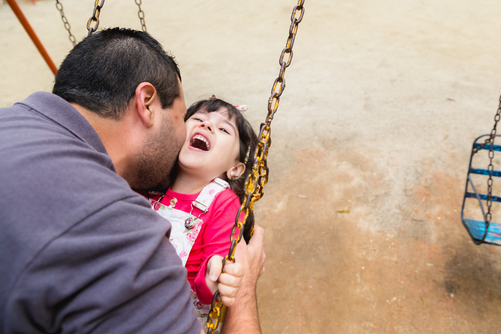 ensaio dia dos pais - pai e filha - diversão no parque - ensaio externo - amor de pai - praça jambeiro