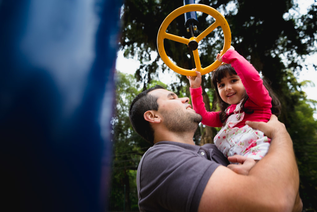 ensaio dia dos pais - pai e filha - diversão no parque - ensaio externo - amor de pai - praça jambeiro