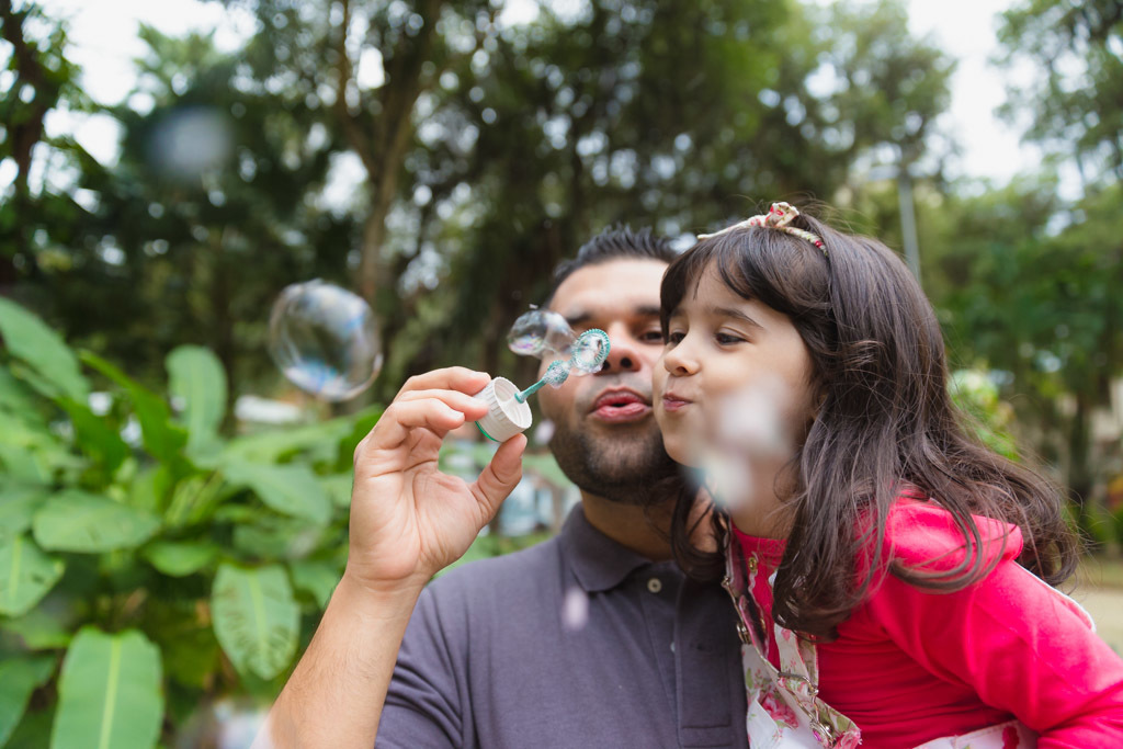 ensaio dia dos pais - pai e filha - diversão no parque - ensaio externo - amor de pai - praça jambeiro