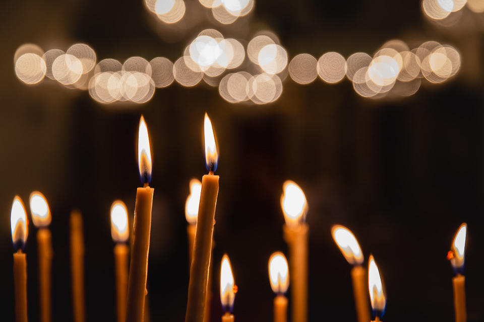 velas acessas dentro da Catedral Ortodoxa Antioquina de São Nicolau apos a finalizaçao do batizado