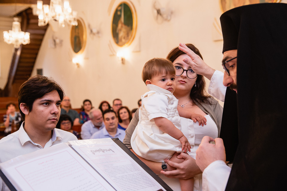 Benjamin recebendo suas bençãos durante o batismo