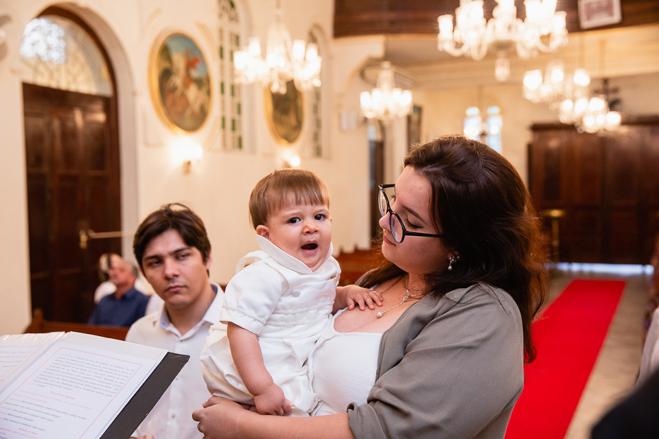 Soninho no batizado do Benjamin no colo da madrinha